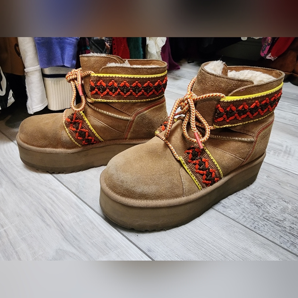 UGG Classic Mini II Braid Chestnut Platform Boots Size 9
